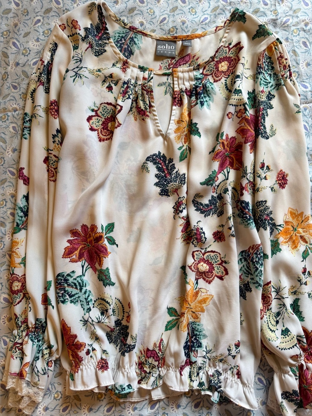 Soho jeans blouse cream and flowers size small